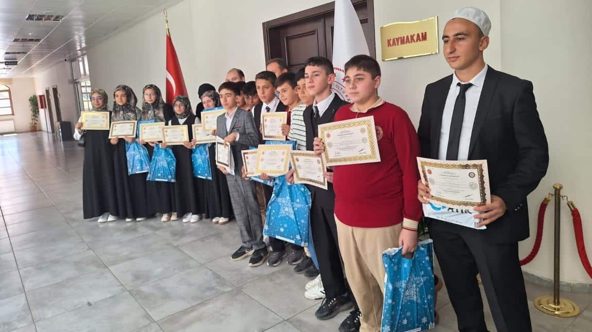 HAFIZLIĞINI TAMAMLAYAN ÖĞRENCİLERİMİZ BELGELERİNİ ALDILAR